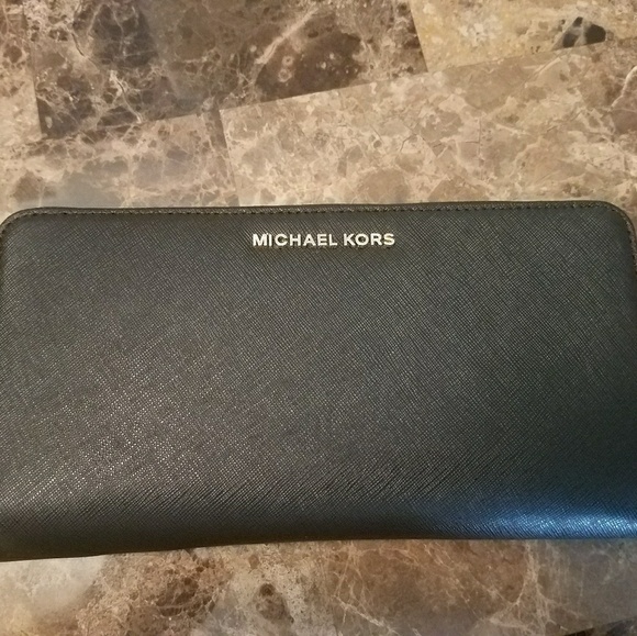 Michael Kors Large Travel Wallet - Picture 1 of 4