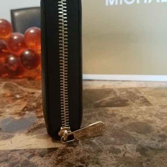 Michael Kors Large Travel Wallet - Picture 3 of 4