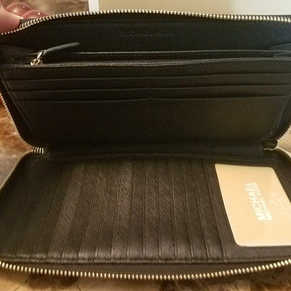 Michael Kors Large Travel Wallet - Picture 4 of 4