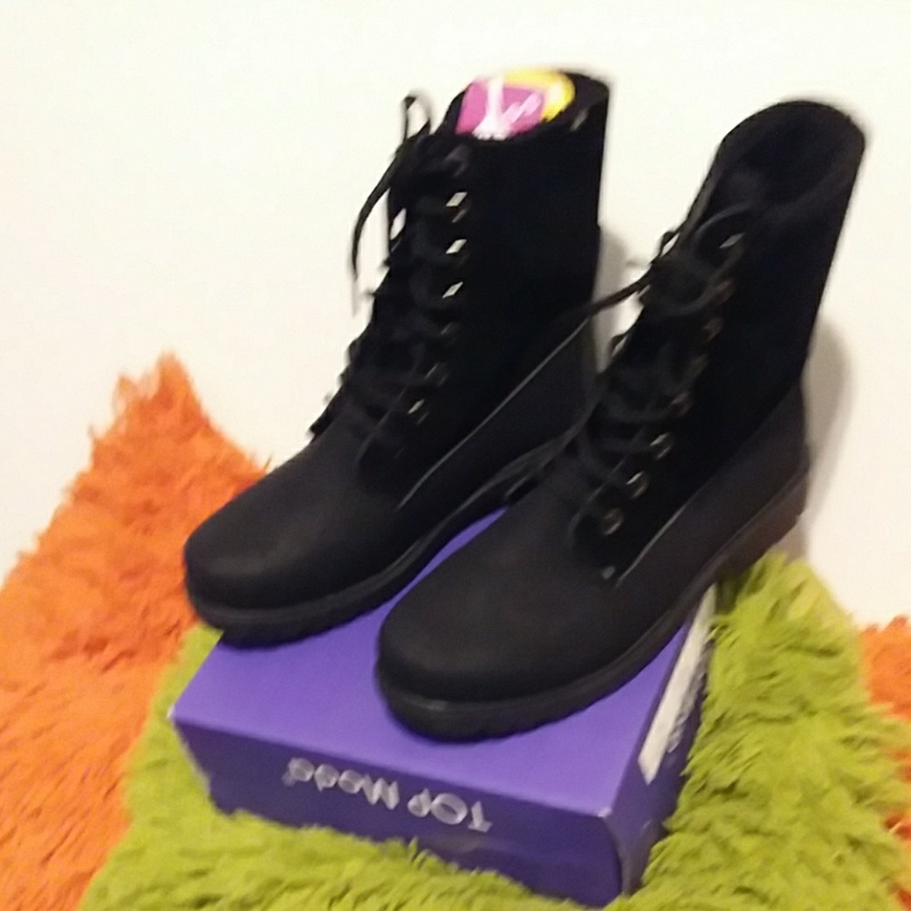 ADORABLE  LACE FRONT BOOT BRAND NWOT