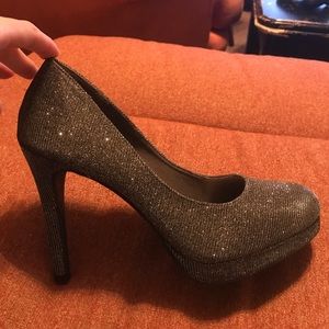 Size 8.5 woman's metallic silver heals!