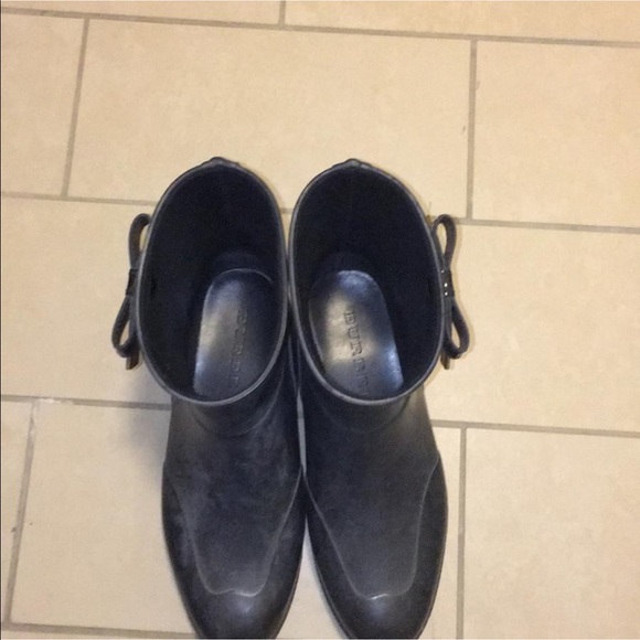 Authentic Burberry rain boots - Picture 3 of 6