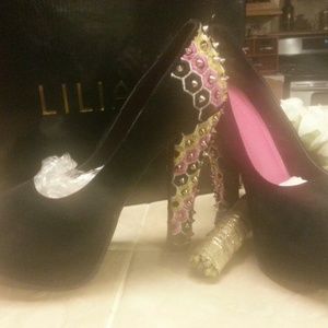 Embroidered/Spiked pumps