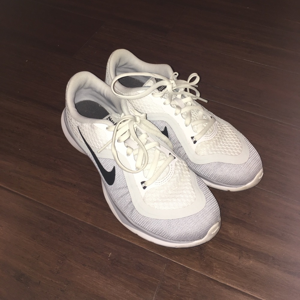 White nike tennis shoes