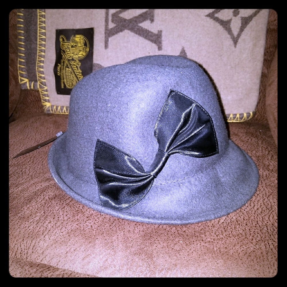 Wool hat with bow