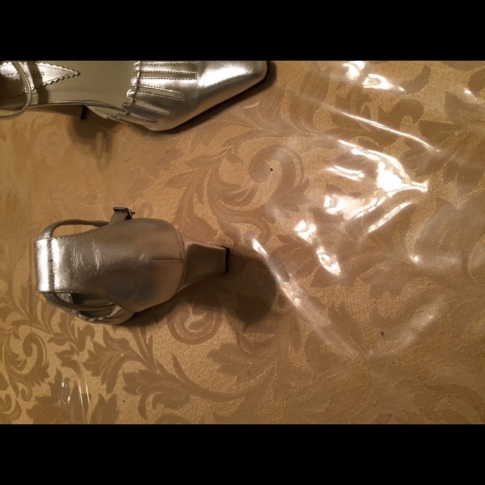 Silver Toe in Women's High Heels - Picture 3 of 4