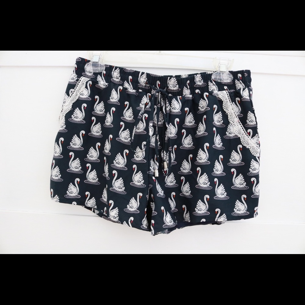 Shorts with swan print