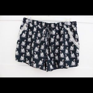Shorts with swan print