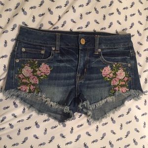 American Eagle Embroidered Shorts🌷