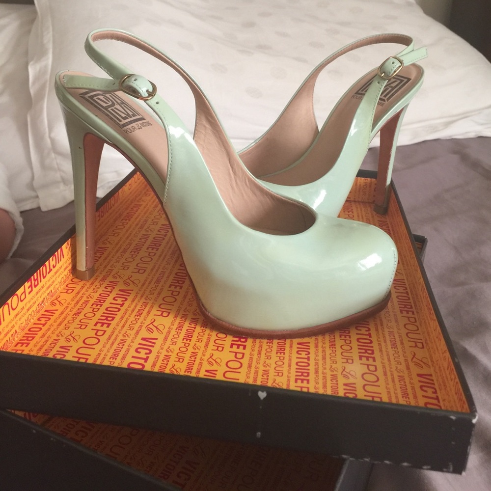 Pour la Victoire heels