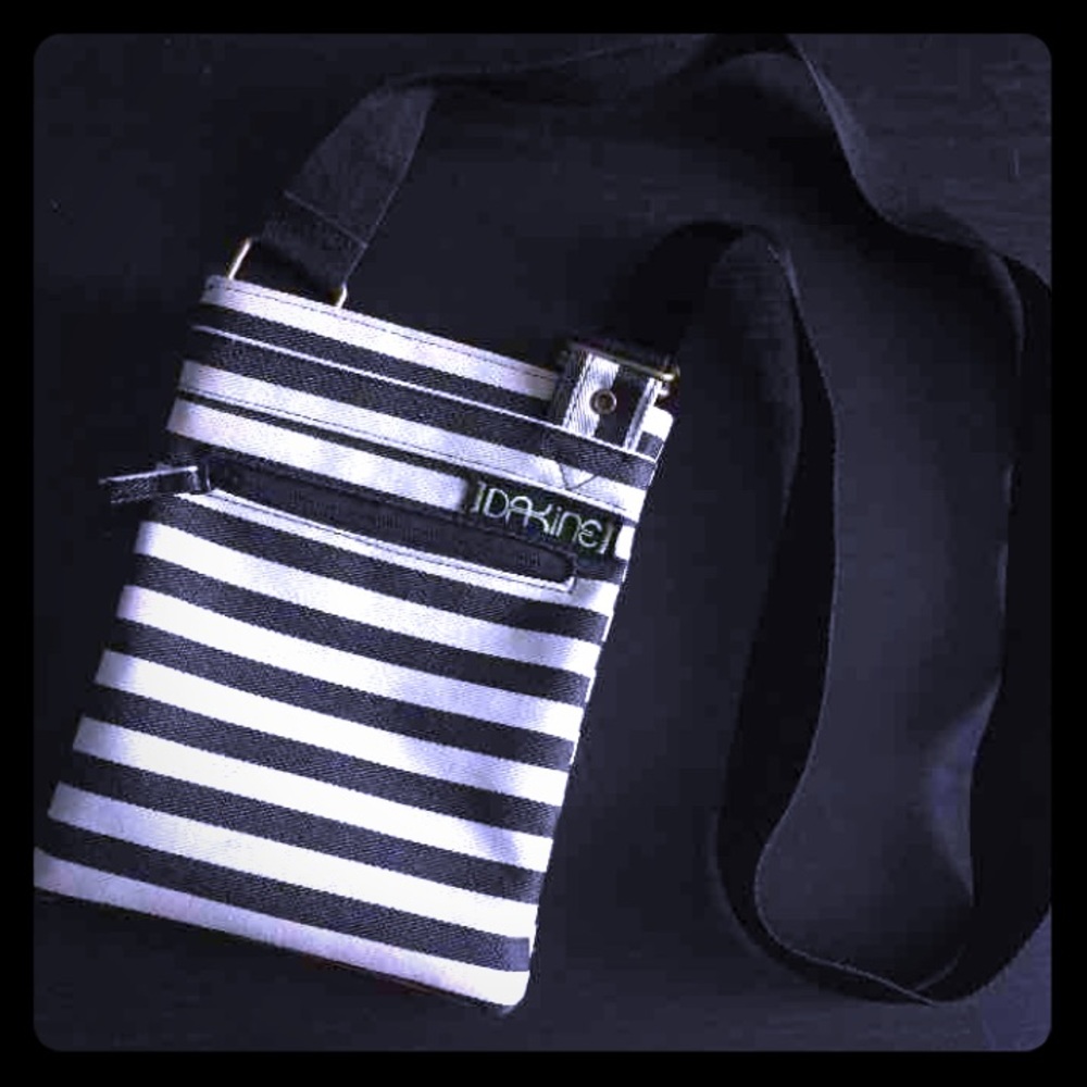 Dakine crossbody purse 💋
