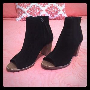 💙 TOMS peep toe ankle boots. 💙