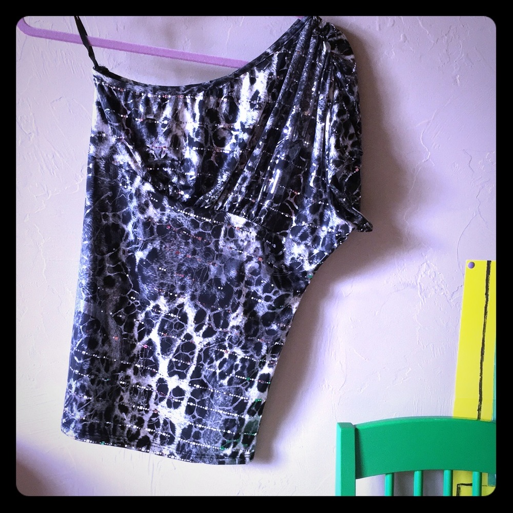 ONE SHOULDER TOP