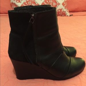 💙 TOMS black leather/suede bootie 💙
