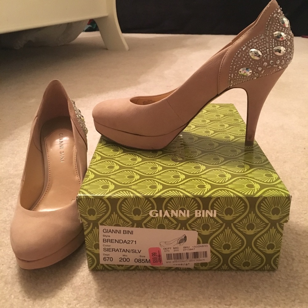 Nude pumps with silver hardware