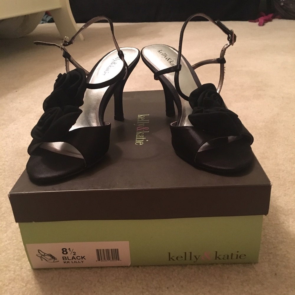 Black heels with flower detail