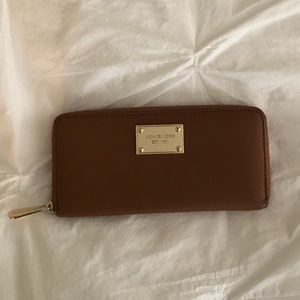Michael Kors Zip Around Wallet