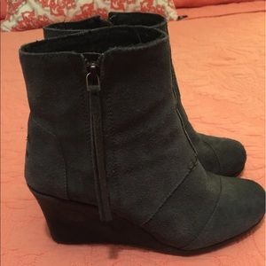 💙 TOMS grey suede ankle boot 💙