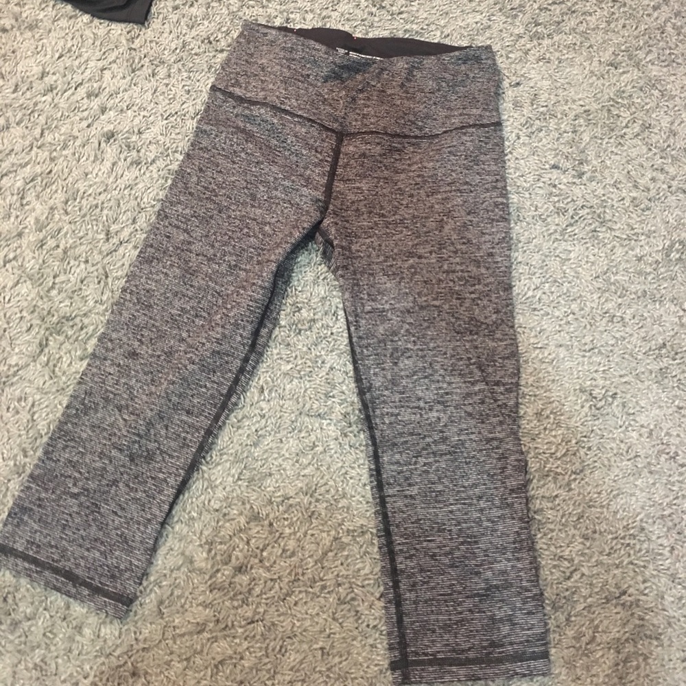 Victoria's Secret sports Capri leggings