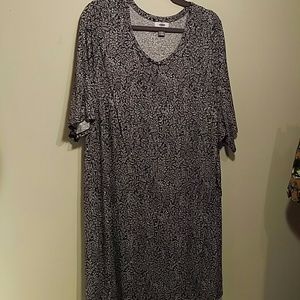 EUC XXL Old Navy Tulip Cut Floral Tunic in Black