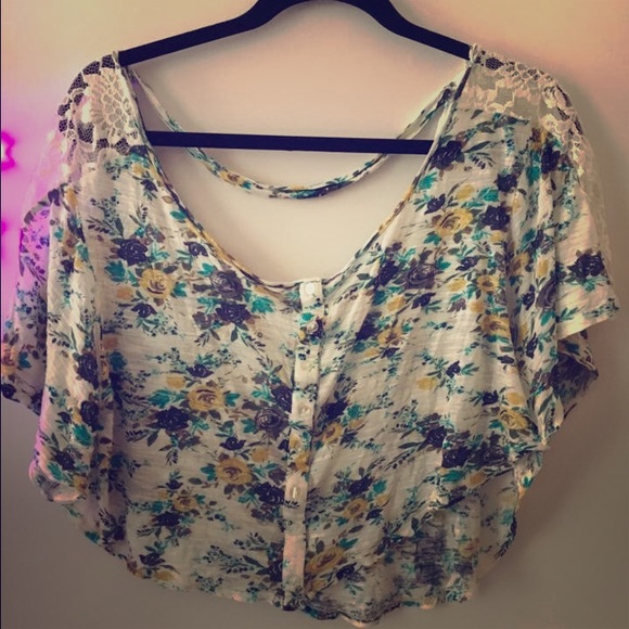 ❌SOLD❌ Kirra Flowy Floral Crop Top - Picture 3 of 7