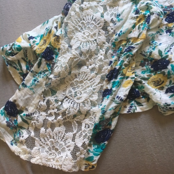 ❌SOLD❌ Kirra Flowy Floral Crop Top - Picture 5 of 7