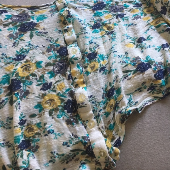 ❌SOLD❌ Kirra Flowy Floral Crop Top - Picture 7 of 7