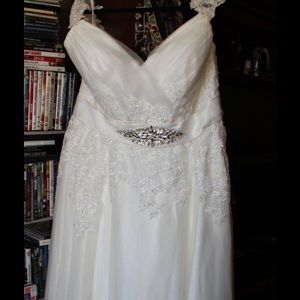 Wedding dress used only once, still in good shape