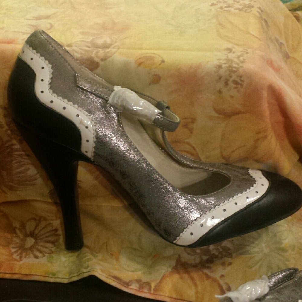 Mojo moxy silver and black leather heels sz 8 new