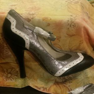 Mojo moxy silver and black leather heels sz 8 new