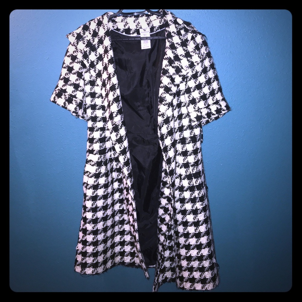 Short sleeve coat.