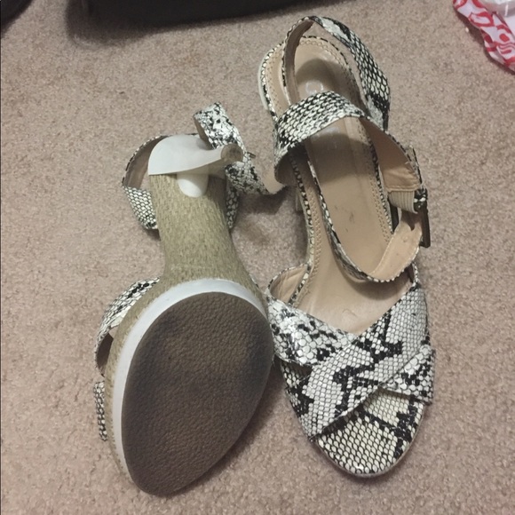 Snakeskin heels - Picture 3 of 3
