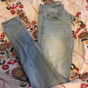 hollister light wash skinny jeans