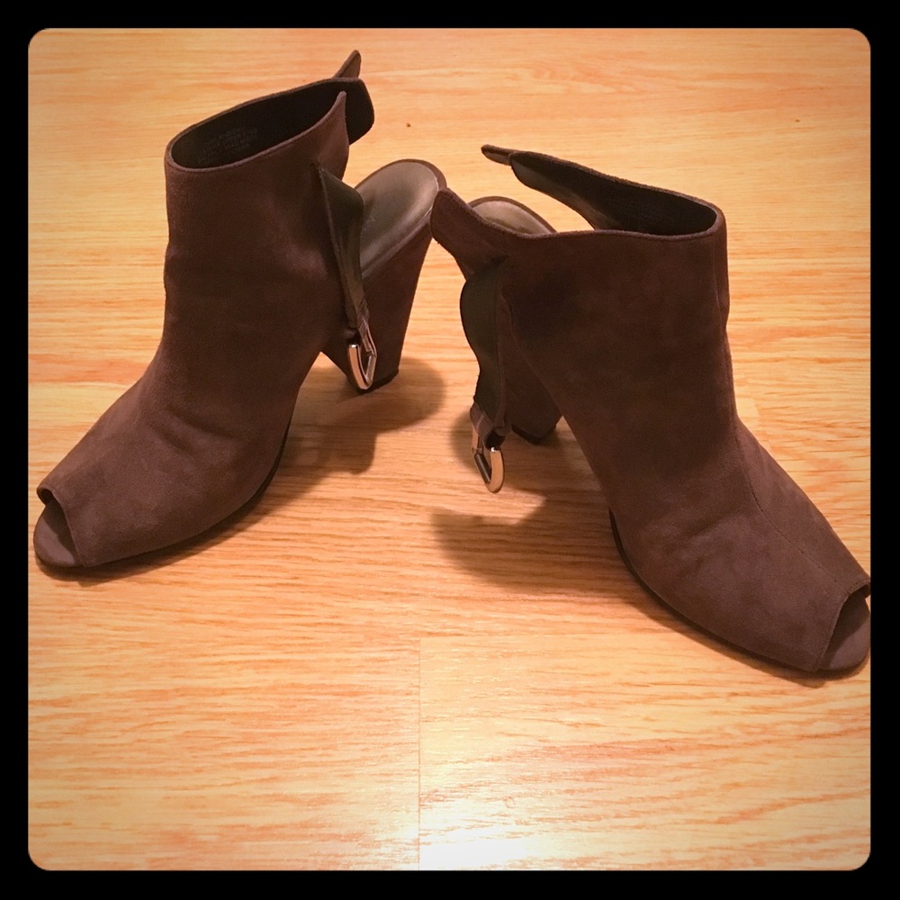 Gray Nine West Bootie - 8.