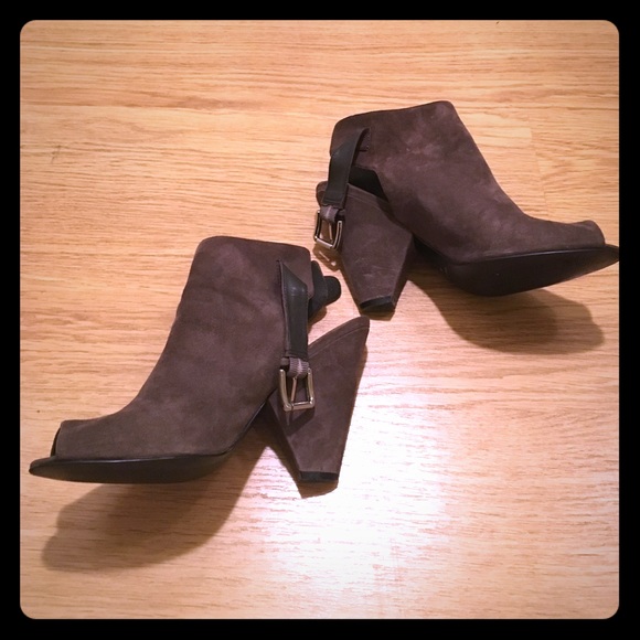 Gray Nine West Bootie - 8. - Picture 3 of 5