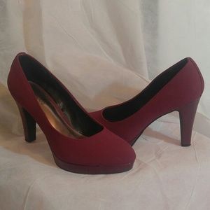 Cranberry pumps