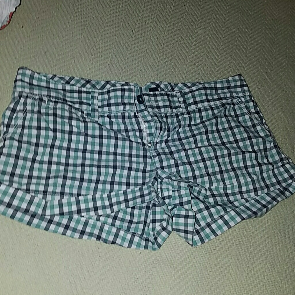 American Eagle patterned blue shorts