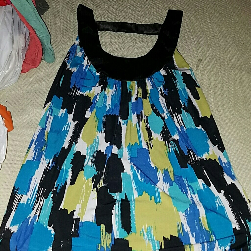 Multicolor blouse with black scoop neck and straps