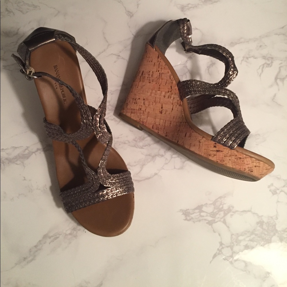 EUC Banana Republic metallic wedges sz9