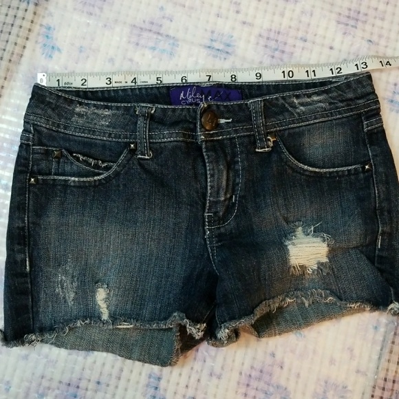 ♀️Miley Cyrus Max Azria Short Shorts♀️ - Picture 3 of 5
