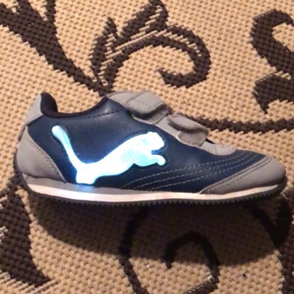 Puma sneakers.never use.