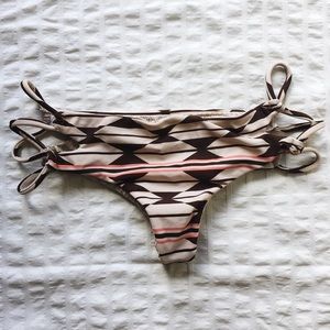 ACACIA Kauai Bikini Bottoms in Native, S