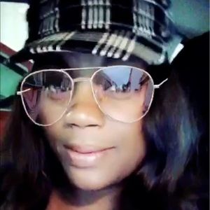 Meet your Posher, Dereka