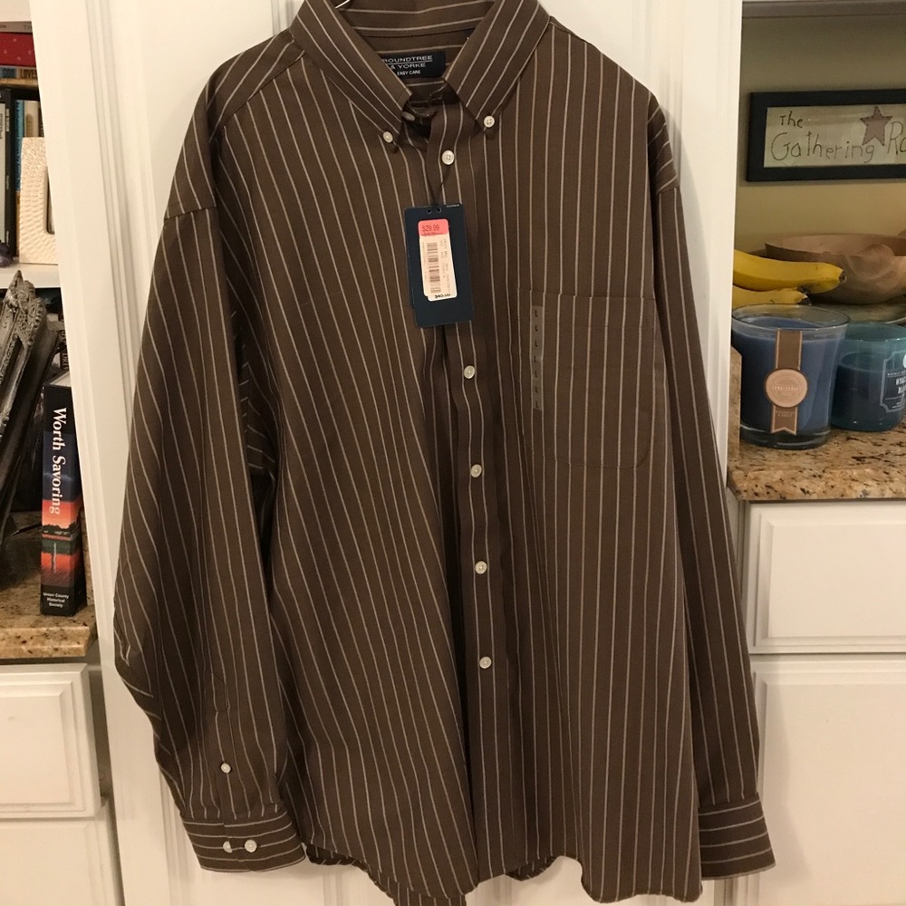 Round tree and Yorke men's button down shirt