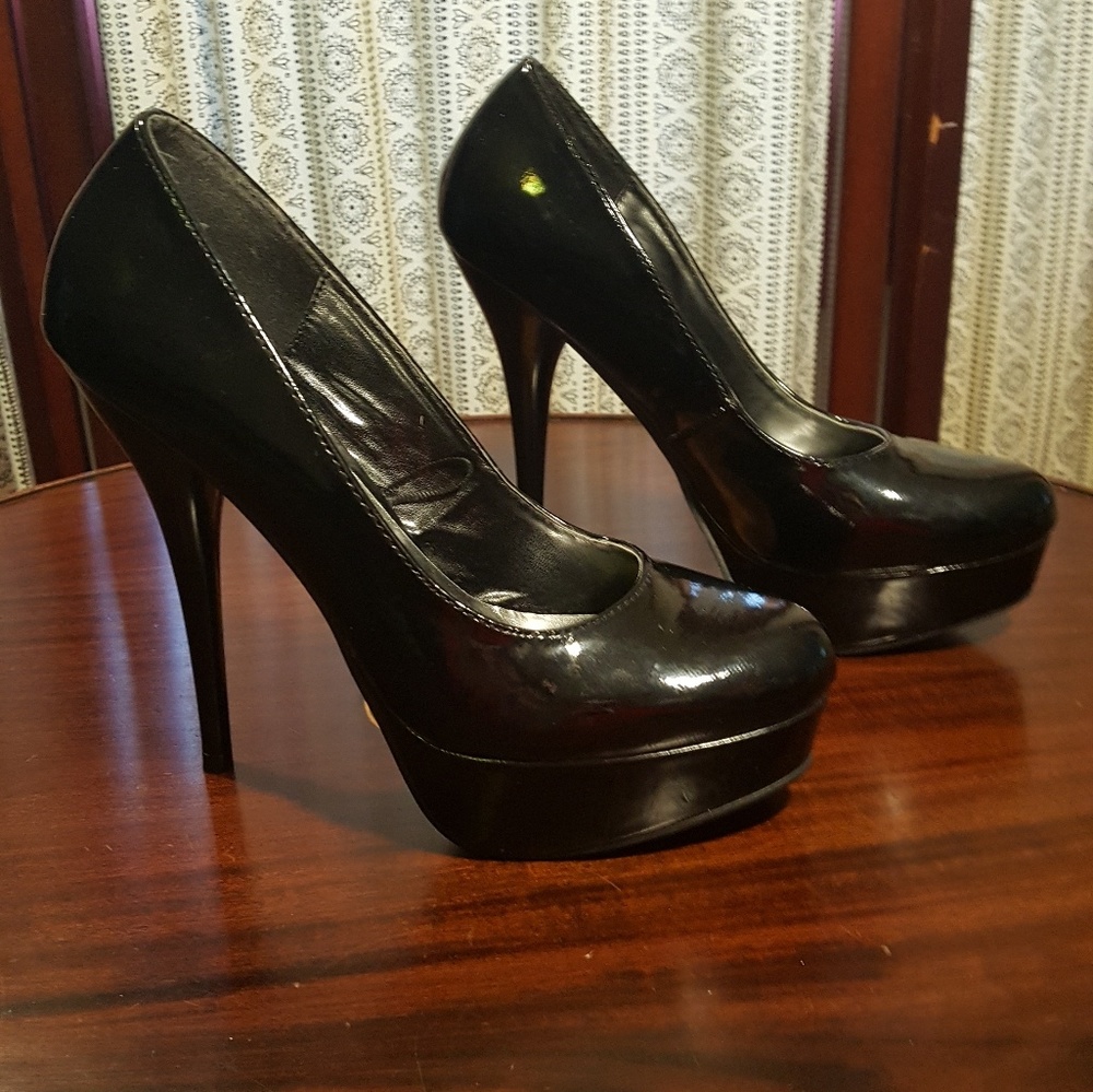 Pinup patent leather pumps!!