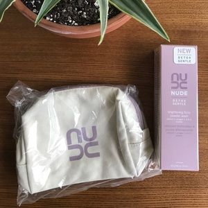 Brightening fizzy face wash with makeup bag