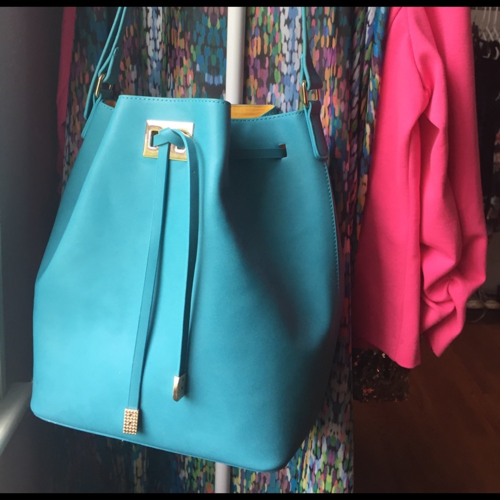 Bucket hangbag