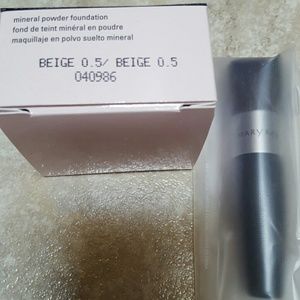 Mary Kay Mineral powder foundation with brush bnib