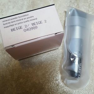 Bnib Mary Kay Mineral foundation with brush