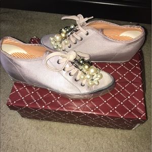 Unique low wedge shoe
